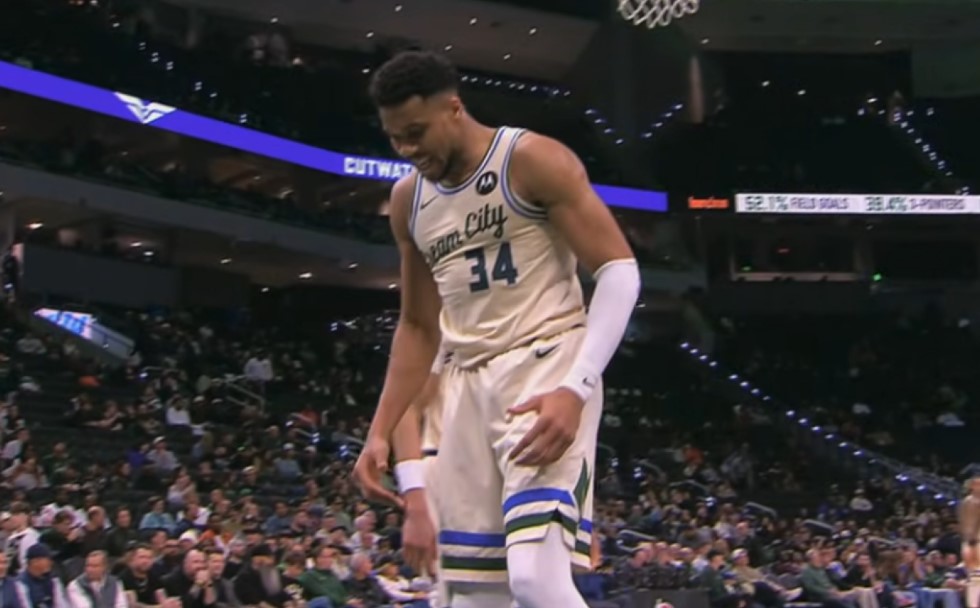 Γιάννης Αντετοκούνμπο: Εκνευρισμένος από τη νέα ήττα των Μπακς - Πέταξε τη μπάλα στη μπασκέτα και δέχθηκε τεχνική ποινή