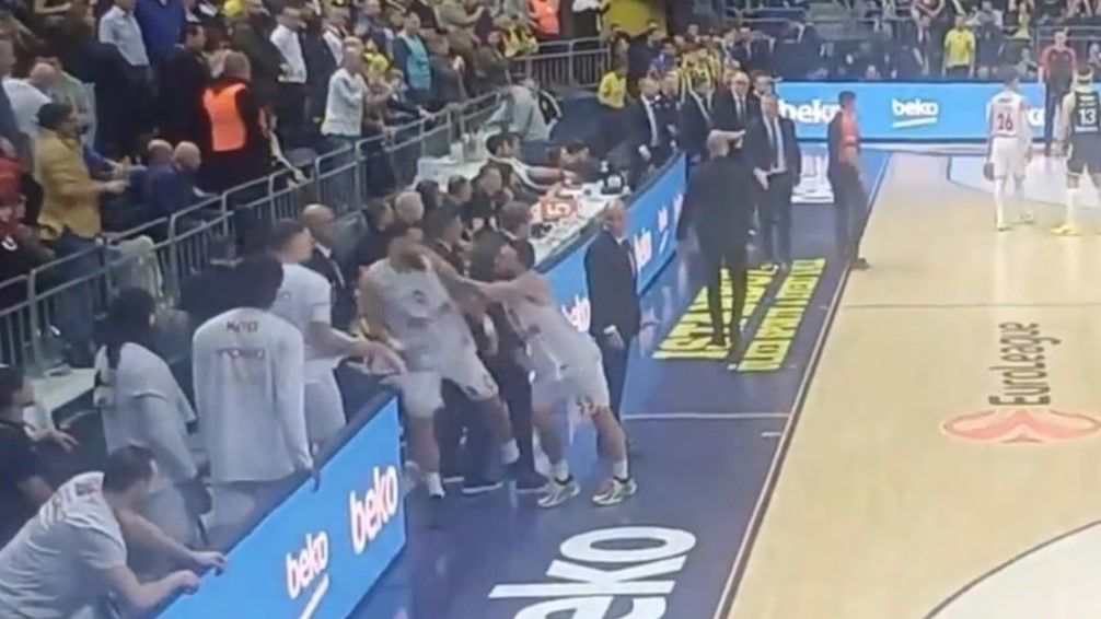 Συμπλοκή Τζέιμς – Οκόμπο μετά την ήττα από την Φενέρμπαχτσε - ΒΙΝΤΕΟ