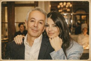 Τα ταξίδια του υπερήλικα κομψευόμενου εφοπλιστή με τη φράντζα, ο νομικός σύμβουλος που δεν αποχωρίζεται ποτέ και δεν προβάλλεται, σε αντίθεση με χοντρούλη ψαρέμπορο, που φοράει παρδαλά Loro Piana και δηλώνει προμηθευτής …γραμμής άσπρου χαβιαριού!