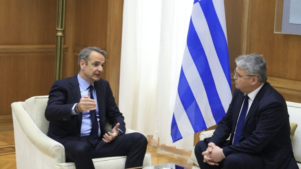 Ο Κυριάκος Μητσοτάκης ενημέρωσε τον Δημήτρη Νατσιό για τις εξελίξεις στη Μέση Ανατολή
