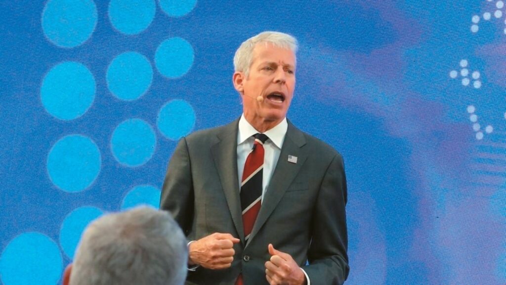 Το πολεμικό ναυτικό των ΗΠΑ θα συνοδεύει τα πλοία στα Στενά του Ορμούζ, δήλωσε ο Κρις Ράιτ