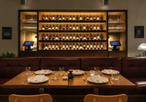 Ο Άγγελος Κοταρίδης «επικράτησε» του Πέτρου Σουρέτη και πήρε το Nolita (και όλο το πακέτο της εστίασης) από τον Στέλιο Ιωάννου της κατασκευαστικής οικογένειας που μετακόμισε στο Ντουμπάι –  Στα 5,5 εκατ. το συνολικό τίμημα!