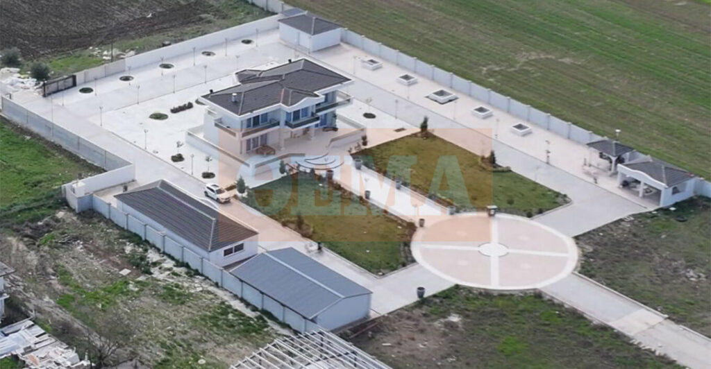 Λάρισα: Οικογένεια Ρομά που εμπλέκεται στην απάτη με τις χρυσές λίρες είχε μέχρι και ελικοδρόμιο στη βίλα της - Φωτογραφίες