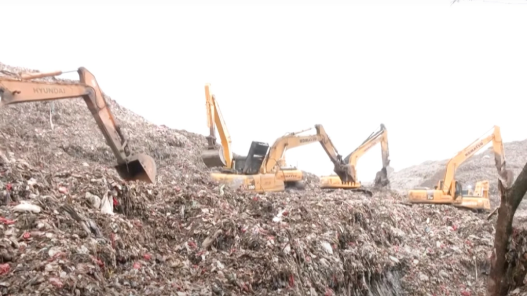 Ινδονησία: Στους επτά οι νεκροί μετά από κατάρρευση σε πελώρια χωματερή απορριμάτων