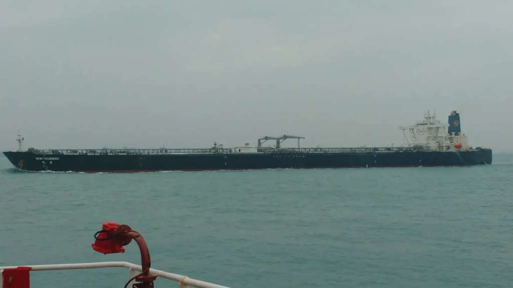 Σούπερ-τάνκερ που μεταφέρει ιρανικό πετρέλαιο στην Κίνα πέρασε από το Ορμούζ