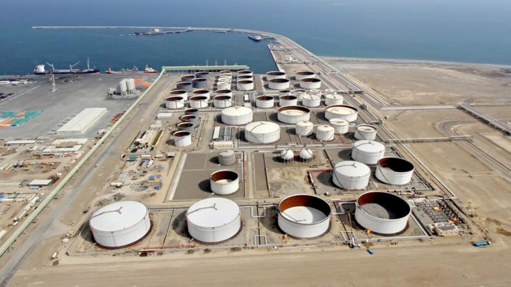 Πετρέλαιο: Εκτόξευση πάνω από τα $100 το βαρέλι – Εκκενώθηκε η βασική πετρελαϊκή εγκατάσταση του Ομάν