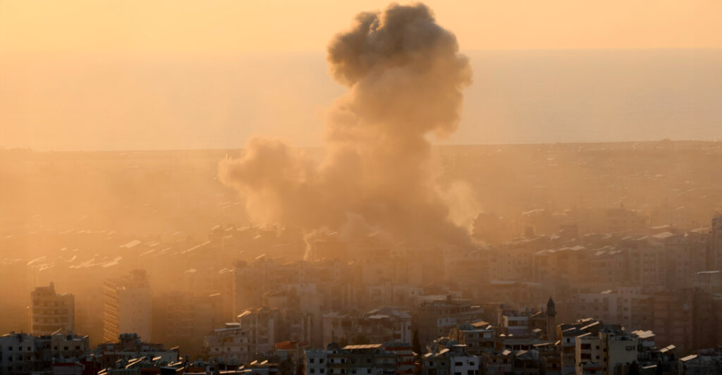 Νέες επιθέσεις σε πλοία, το Ιράν χτυπά οικονομικούς στόχους - Πάνω από 100 δολάρια το βαρέλι το πετρέλαιο
