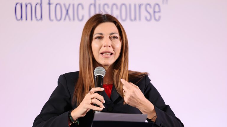 Σοφία Ζαχαράκη: «Η αντιμετώπιση της παραπληροφόρησης περνά μέσα από την τεχνολογία αλλά και από την Παιδεία»