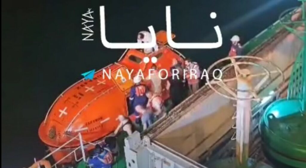 Μέση Ανατολή: Βίντεο από τη διάσωση του πληρώματος του ελληνόκτητου δεξαμενόπλοιου που δέχτηκε επίθεση στον Περσικό