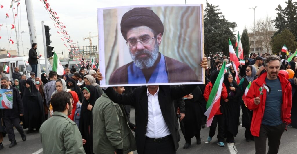 ΥΠΕΞ Ιράν: Ο Μοτζτάμπα Χαμενεΐ είναι τραυματισμένος αλλά καλά, άγνωστο πότε θα κάνει την πρώτη ομιλία