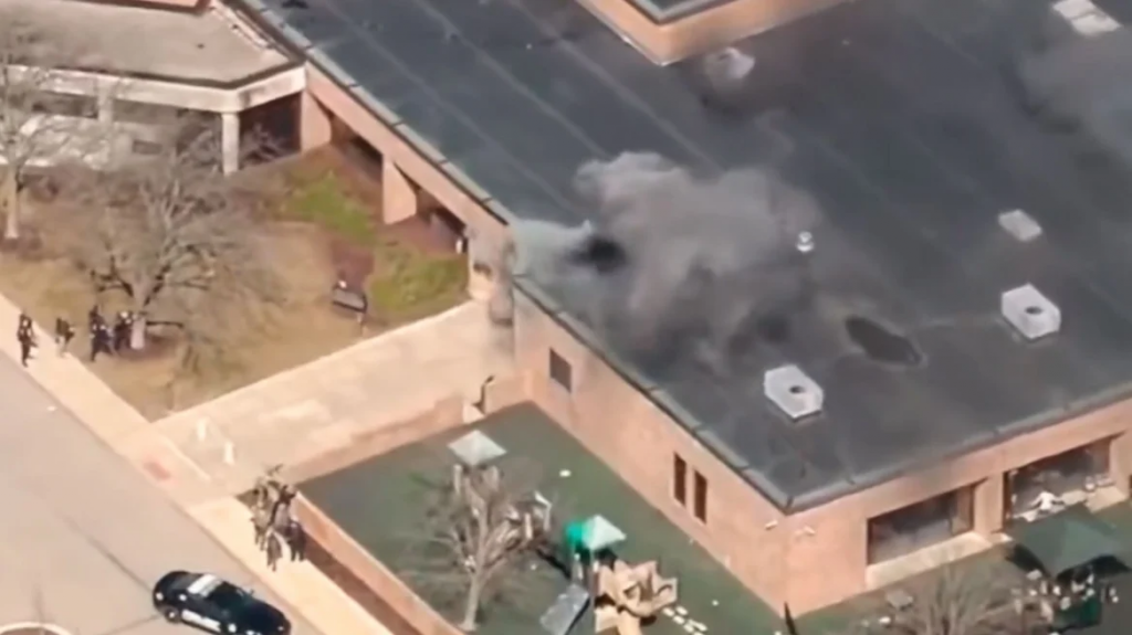 Πυροβολισμοί σε Συναγωγή στο Μίσιγκαν των ΗΠΑ - Ένοπλος εισέβαλε με αυτοκίνητο