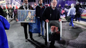 Με πορτρέτο του Χαμενεΐ διαδηλώνει κατά του πολέμου στο Ιράν, ο Παναγιώτης Λαφαζάνης