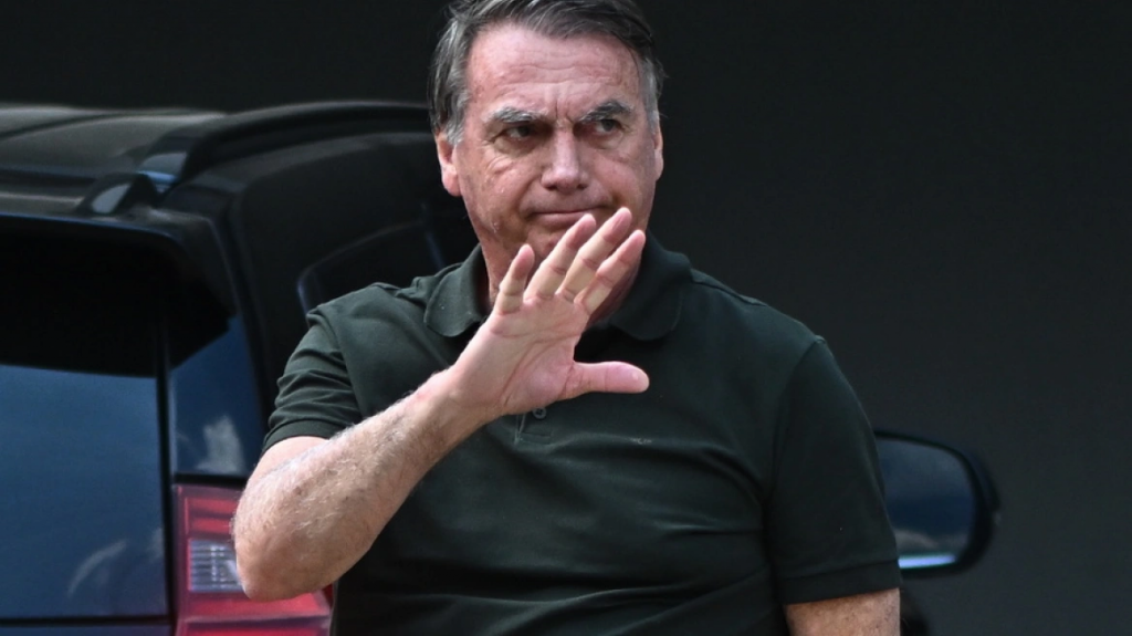 Σε σοβαρή κατάσταση με βρογχοπνευμονία μεταφέρθηκε στη ΜΕΘ, ο πρώην πρόεδρος της Βραζιλίας Ζαΐχ Μπολσονάρου