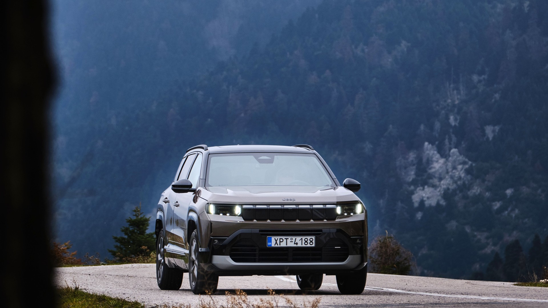 Πρώτη γνωριμία με το νέο Jeep Compass με φόντο την Αθηναϊκή Ριβιέρα