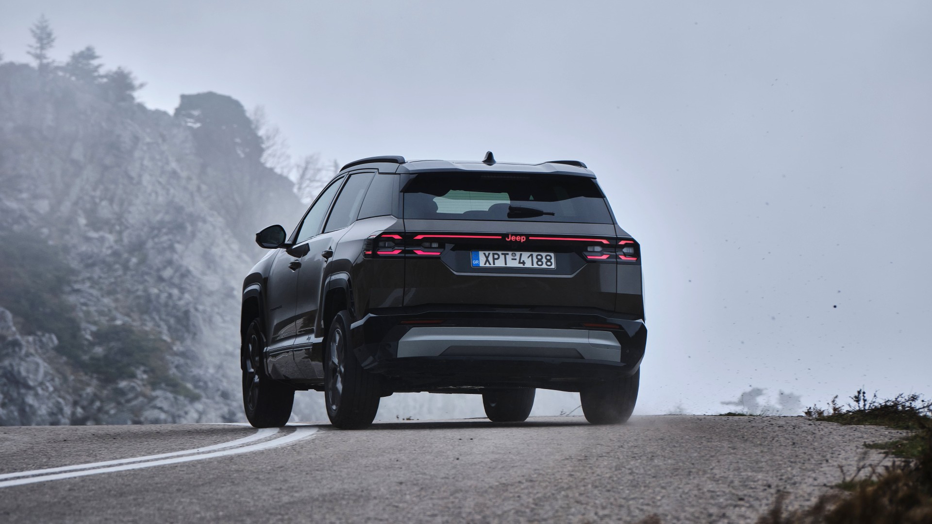 Πρώτη γνωριμία με το νέο Jeep Compass με φόντο την Αθηναϊκή Ριβιέρα