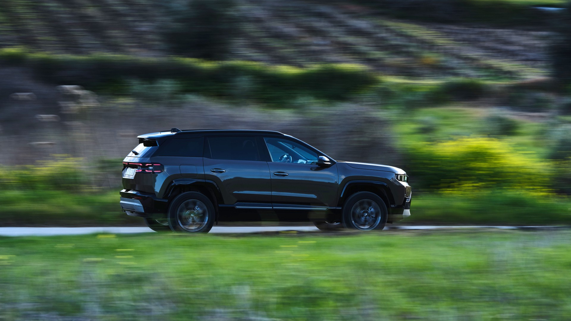 Πρώτη γνωριμία με το νέο Jeep Compass με φόντο την Αθηναϊκή Ριβιέρα