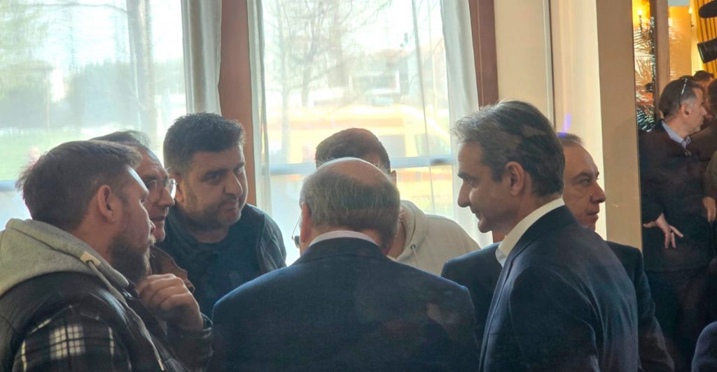 Λάρισα: Τετ α τετ Μητσοτάκη με αγρότες πριν το προσυνέδριο της ΝΔ