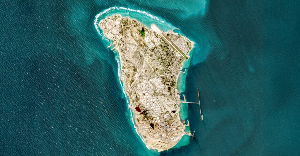 Εάν οι ΗΠΑ είχαν χτυπήσει τις πετρελαϊκές εγκαταστάσεις στο νησί, οι τιμές του «μαύρου χρυσού» θα εκτοξεύονταν έτι περαιτέρω, προκαλώντας παγκόσμια αναταραχή