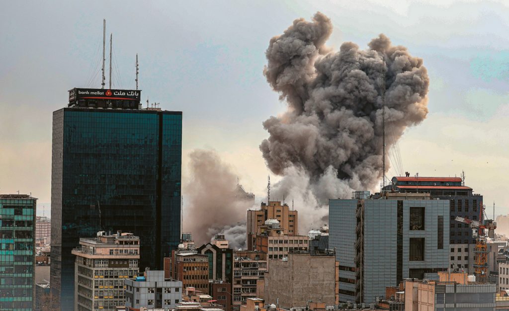 Το Ιράν διαψεύδει ότι επιδιώκει εκεχειρία: Ζημιές σε αεροδρόμιο του Ντουμπάι και πετρελαϊκό λιμάνι, πάνω από τα $105 το brent