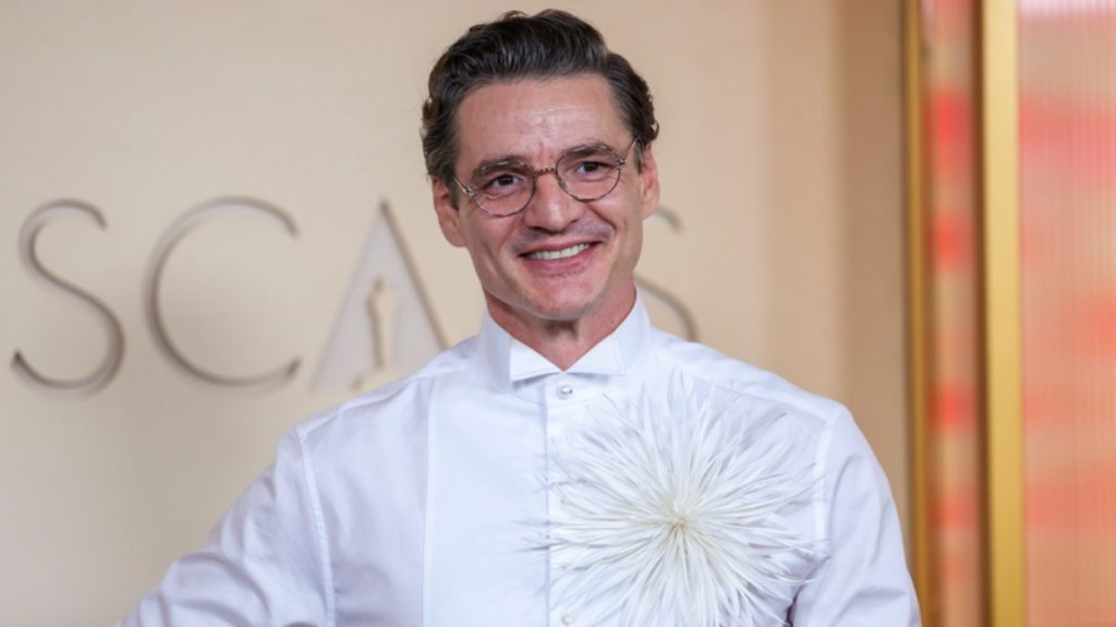 Ανανεωμένος ο Πέδρο Πασκάλ: Η εμφάνισή του στα Όσκαρ με ξυρισμένο μουστάκι, δείτε φωτογραφία