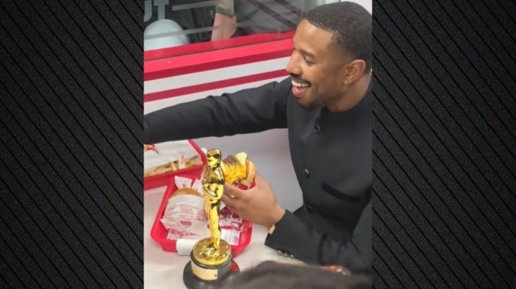 Μάικλ Μπ. Τζόρνταν: Γιόρτασε τη νίκη του στα Όσκαρ τρώγοντας μπέργκερ - Βίντεο