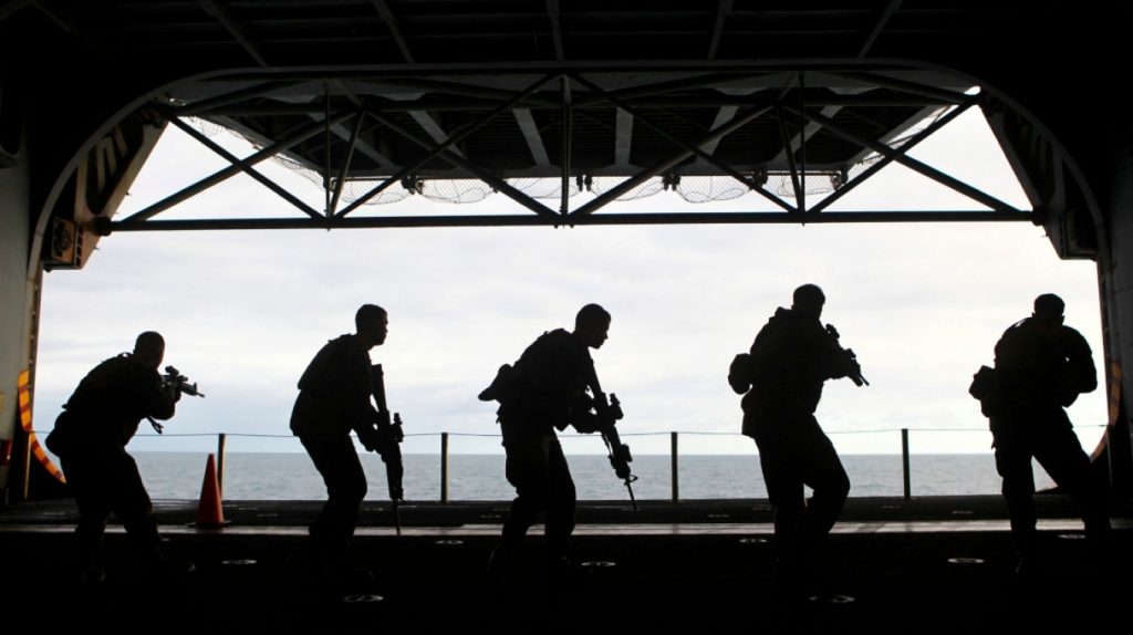 Γιατί στέλνει ο Τραμπ 2.500 Αμερικανούς πεζοναύτες στη Μέση Ανατολή: Ο κίνδυνος με τη ναρκοθέτηση στο Ορμούζ