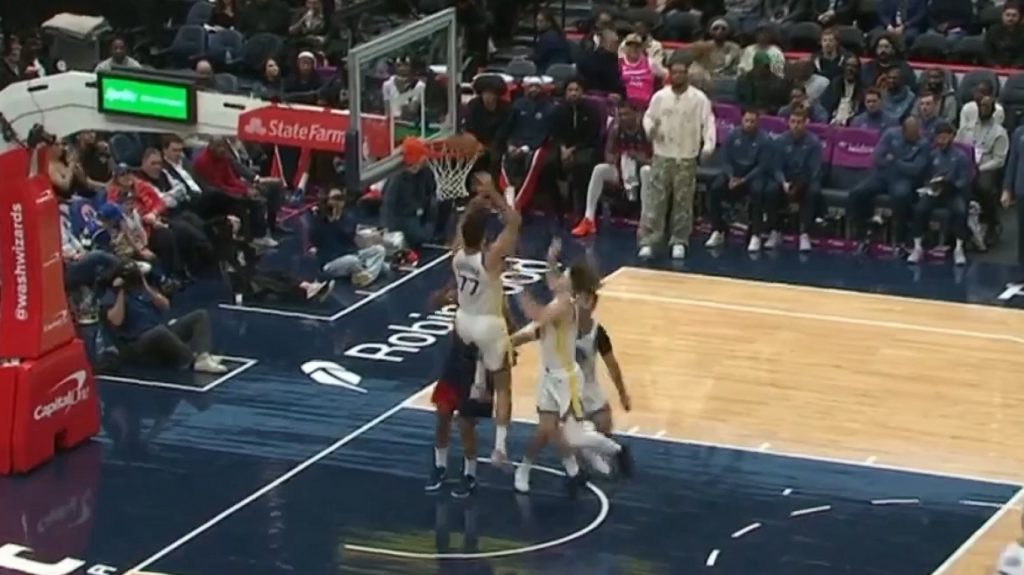 Bίντεο: Ο Γιουρτσεβέν έπαιξε δύο λεπτά με τους Γουόριορς και έβαλε... αυτοκαλάθι