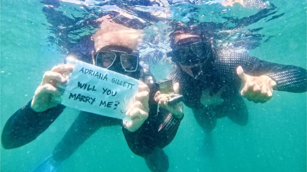 Ο Τζέιμς Χέτφιλντ των Metallica έκανε πρόταση γάμου στη σύντροφό του ενώ κολυμπούσαν δίπλα σε καρχαρίες