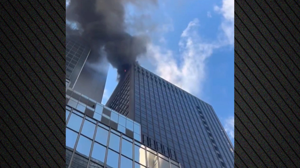 ΗΠΑ: Φωτιά ξέσπασε σε πολυώροφο κτίριο στο κέντρο του Μανχάταν στη Νέα Υόρκη - Βίντεο