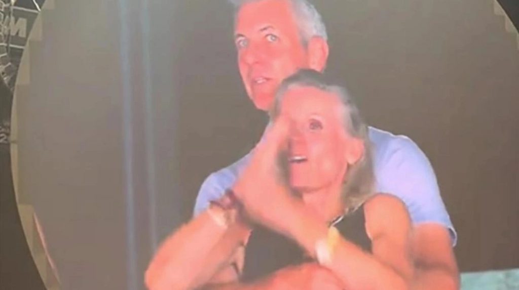 «Μου είπε ότι ετοιμαζόταν να χωρίσει»: Η γυναίκα της συναυλίας των Coldplay κατηγορεί τον CEO για παραπλάνηση