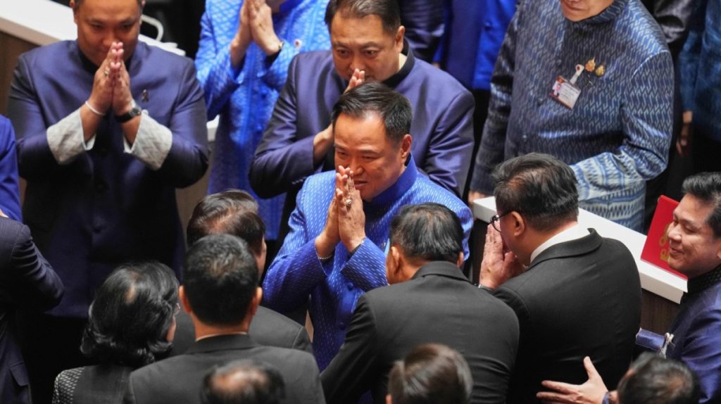 Ταϊλάνδη: Επανεξελέγη στην πρωθυπουργία ο συντηρητικός ηγέτης Ανουτίν Τσαρνβιρακούλ