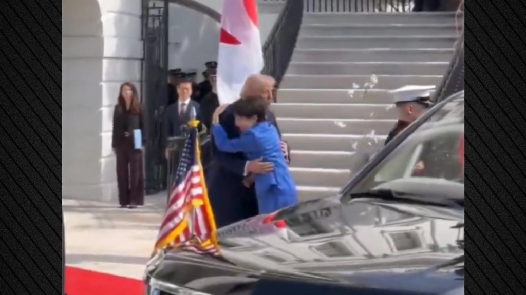 ΗΠΑ: Θερμή αγκαλιά Ντόναλντ Τραμπ και της πρωθυπουργού της Ιαπωνίας στον Λευκό Οίκο