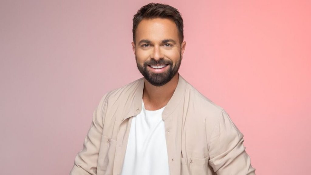 Θύμα επίθεσης ο Ηλίας Βρεττός ενώ τραγουδούσε: Τον χτύπησε θαμώνας