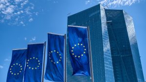 Μια εγχώρια συστημική τράπεζα με «ξένο παίκτη» στους κόλπους της και μια «μη συστημική» με ισχυρά συμφέροντα, φέρεται να βρίσκονται πίσω από τις ενέργειες του SSM να μπλοκάρει επιθετική κίνηση ελληνικής τράπεζας στο εξωτερικό!