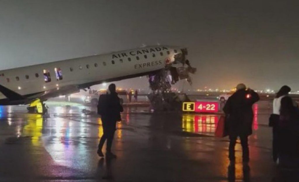 Νέα Υόρκη: Αεροσκάφος συγκρούστηκε με πυροσβεστικό όχημα στο αεροδρόμιο LaGuardia - Αναφορές για νεκρούς και τραυματίες