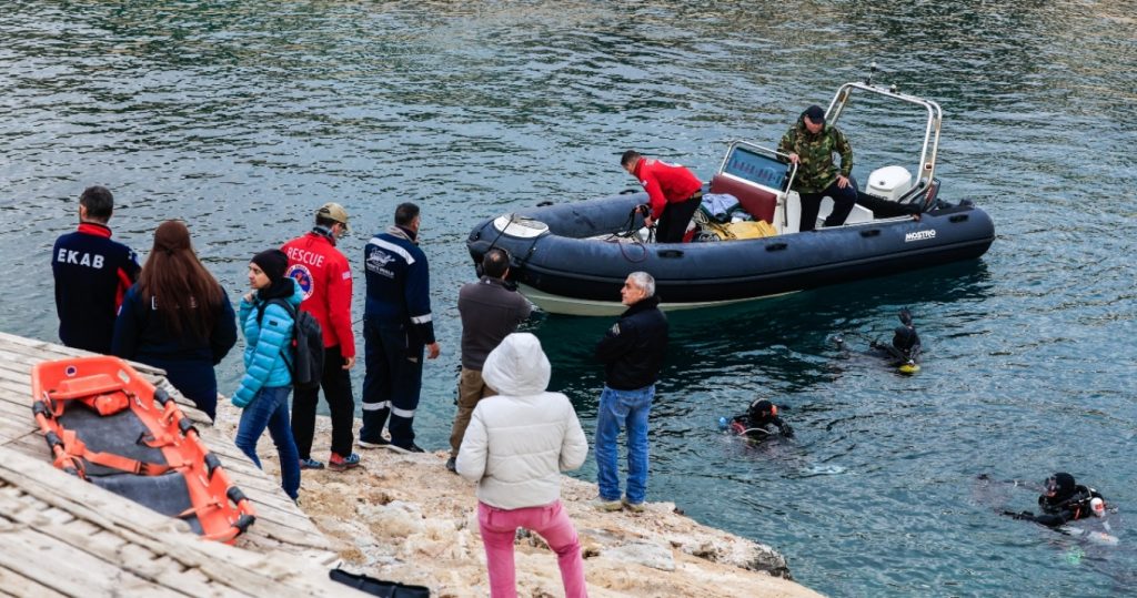Ώρες αγωνίας για τον 34χρονο δύτη που χάθηκε σε θαλάσσιο πηγάδι βάθους 28 μέτρων στα Λιμανάκια Βουλιαγμένης