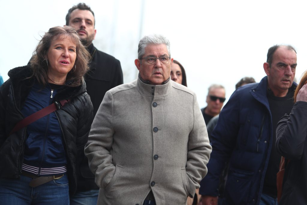 Στη Λάρισα ο Δημήτρης Κουτσούμπας: «Είμαστε στο πλευρό των συγγενών»