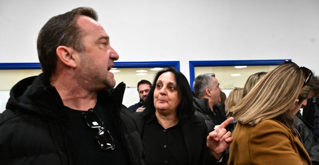 Δίκη για Τέμπη: «Θα σε σκίσω με τα χέρια μου» φώναξαν συγγενείς των θυμάτων στον κατηγορούμενο πρώην πρόεδρο του ΟΣΕ - ΒΙΝΤΕΟ