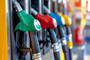 ΗΠΑ: Η βενζίνη πάνω τα $4 το γαλόνι – Πόλεμος, ακρίβεια και πολιτική πίεση στον Trump