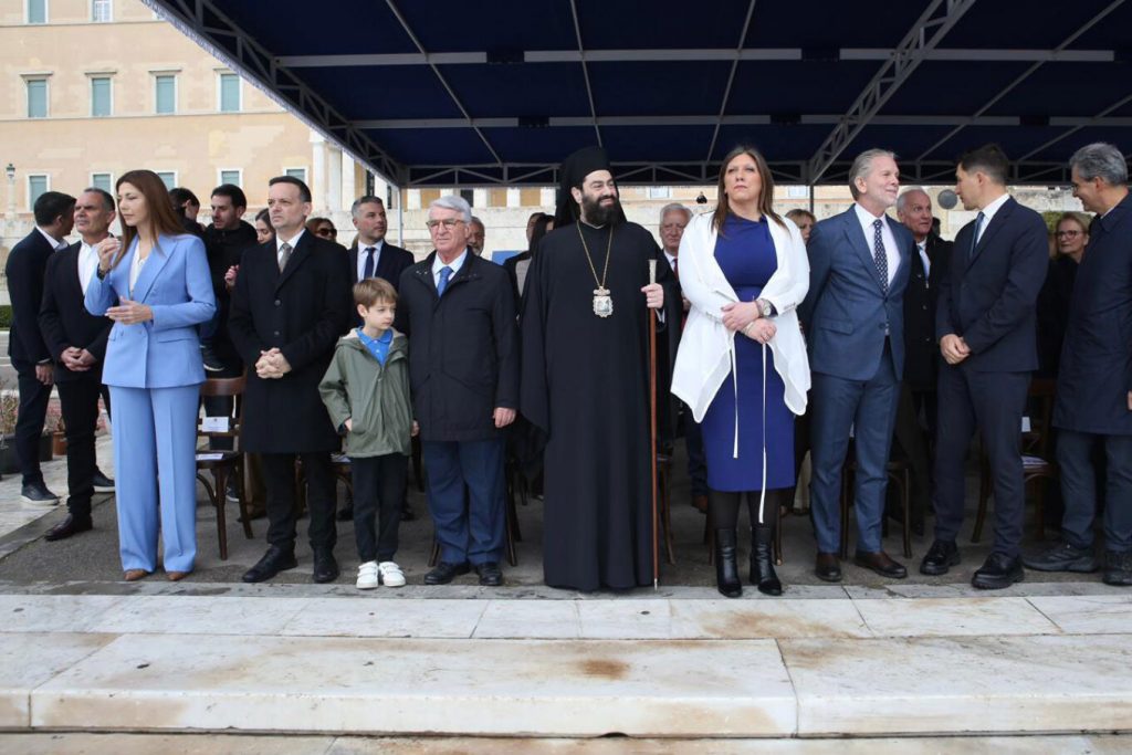 25η Μαρτίου: Μαθητική παρέλαση υπό βροχή στο κέντρο της Αθήνας, ποιοι πολιτικοί δίνουν το παρών, δείτε εικόνες
