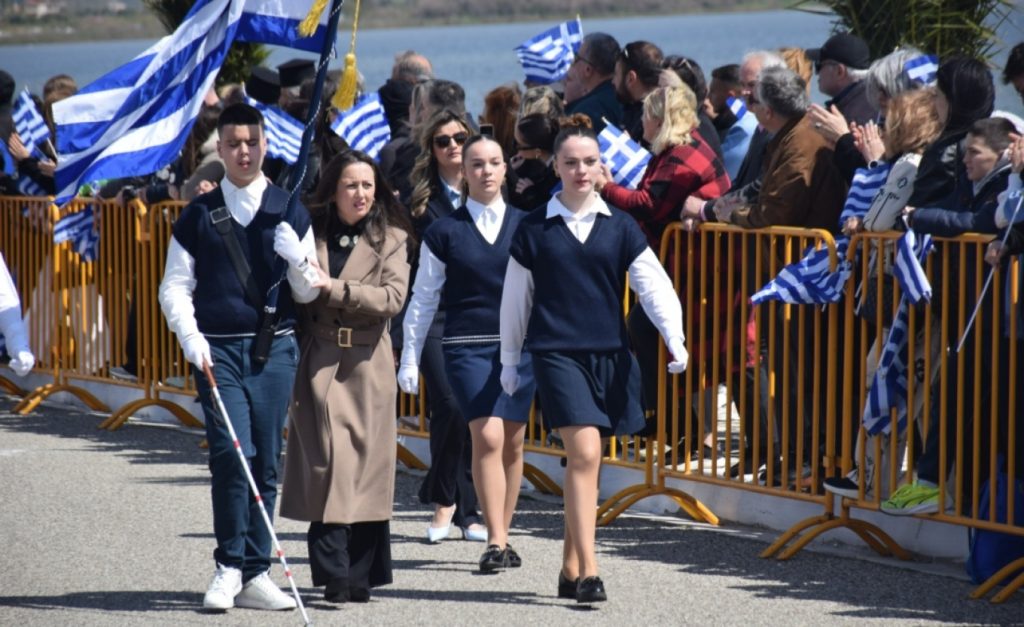 Μεσολόγγι: Χειροκροτήθηκε στη μεγάλη παρέλαση ο τυφλός σημαιοφόρος από το Γυμνάσιο της Γαβαλούς