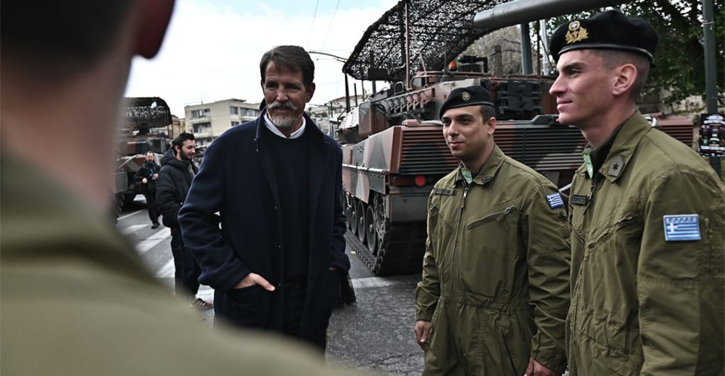 Στη στρατιωτική παρέλαση της 25ης Μαρτίου ο Παύλος ντε Γκρες: Έχουμε δυνατή πατρίδα, σου ανάβουν την ψυχή όσα είδα