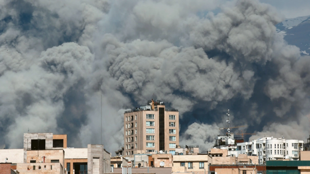 Διεθνές Εμπορικό Επιμελητήριο: Με τη χειρότερη βιομηχανική κρίση στην ιστορία απειλεί ο πόλεμος στη Μέση Ανατολή