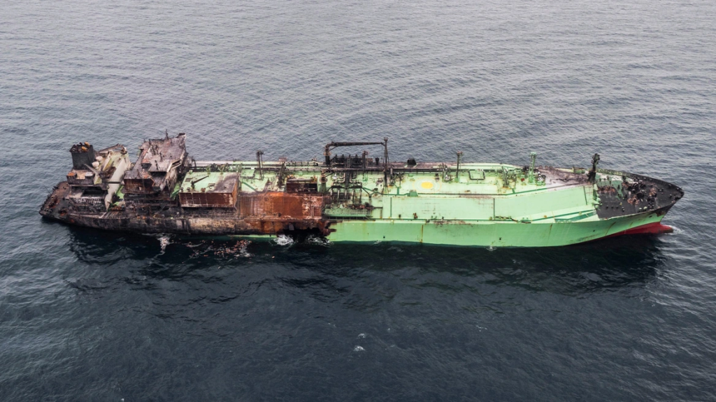 Το κατεστραμμένο ρωσικό δεξαμενόπλοιο με χιλιάδες τόνους LNG, που πλέει ακυβέρνητο ρυμουλκεί η Λιβύη - Βίντεο