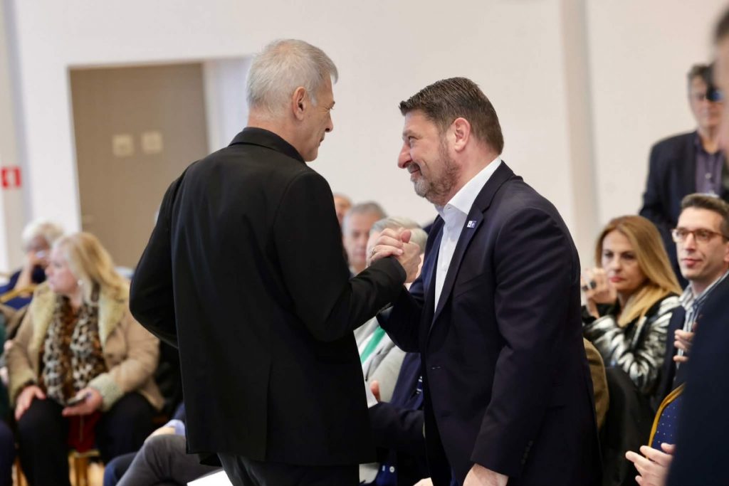 Ιδιαίτερη η “χημεία” των Νίκο Χαρδαλιά και Γιάννη Μώραλη στο 1ο Συνέδριο Εθελοντισμού στον Πειραιά