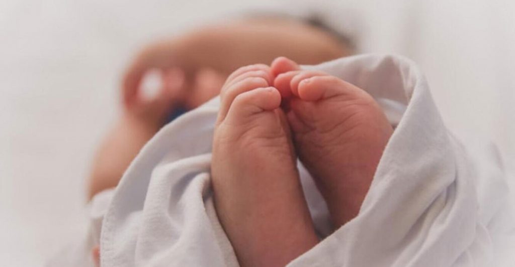 Ηλεία: Με κατάγματα στα πόδια και εγκαύματα νοσηλεύεται μωρό 10 μηνών – Ερευνάται πιθανή κακοποίηση