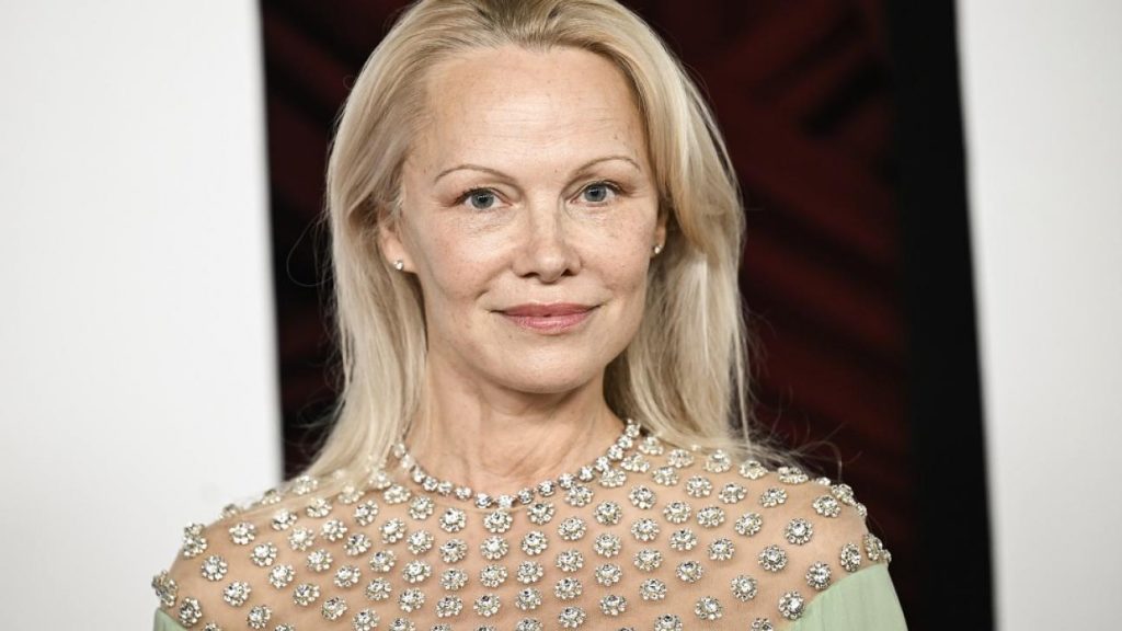 Πάμελα Άντερσον: Φωτογραφήθηκε χωρίς μακιγιάζ και φίλτρα για καμπάνια κατά της τεχνητής νοημοσύνης