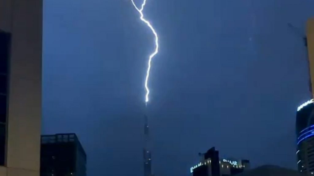 Εντονη κακοκαιρία στα ΗΑΕ: Κεραυνός χτύπησε το Μπουρτζ Καλίφα, πλημμύρισαν δρόμοι - ΒΙΝΤΕΟ