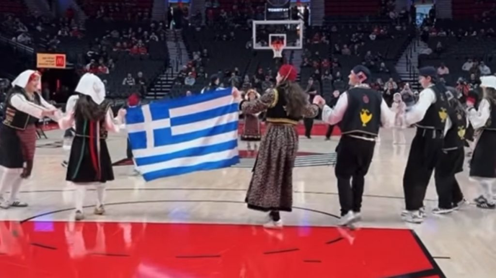 Ελληνικό γλέντι στο NBA: Παραδοσιακοί χοροί στο ημίχρονο του Μπλέιζερς-Μπακς και... Αναστασία στα ηχεία - ΒΙΝΤΕΟ