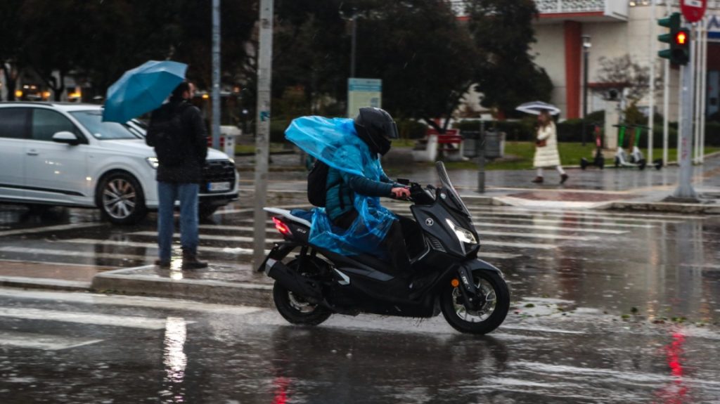 Καιρός: Διπλή κυκλογένεση στη Μεσόγειο φέρνει έντονα φαινόμενα στην Ελλάδα - Ποιες περιοχές κινδυνεύουν με πλημμύρες